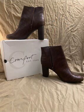Comfort Brown Croc Print Block Heel Zip Round
Toe Ankle Bootie Women's Size 12.